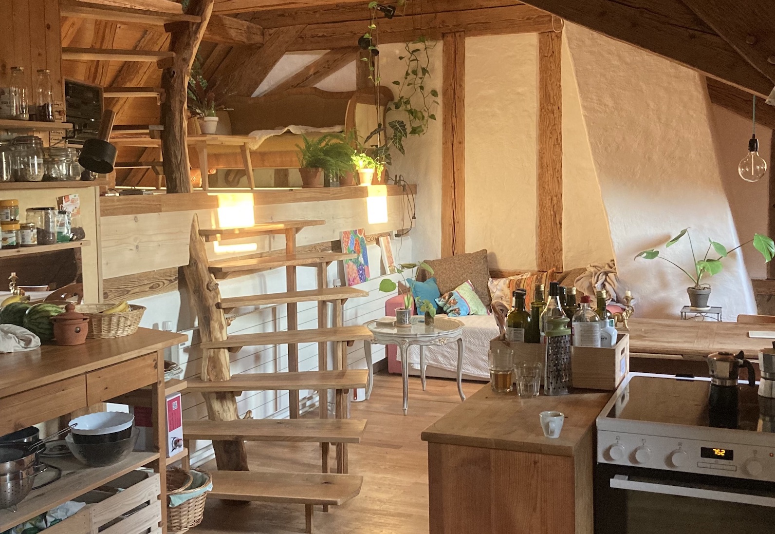 Rundtreppe um einen geölten Robinienstamm mit Eichentritten, 2024